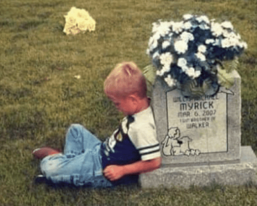 A fiú meglátogatja ikertestvére sírját, hogy kapcsolatban maradjon vele, és évente sétákat tesz emlékének tiszteletére