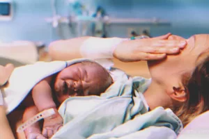 Miközben először tartottam a kezemben a 2. babámat, megtudtam, hogy az idősebb fiam egy órával korábban meghalt.
