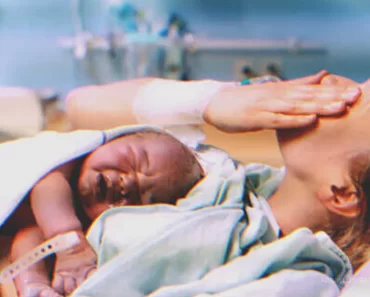 Miközben először tartottam a kezemben a 2. babámat, megtudtam, hogy az idősebb fiam egy órával korábban meghalt.