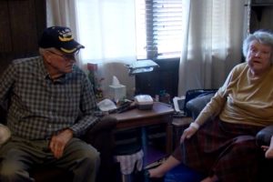 A 82 éves veterán visszavág és megöli a betolakodót, aki megtámadta a 79 éves feleségét