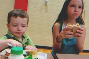 A szegény gyermek megosztja az ebédjét egy lánnyal, aki másnap a lány felveszi őt és a nagymamáját egy fekete terepjáróval