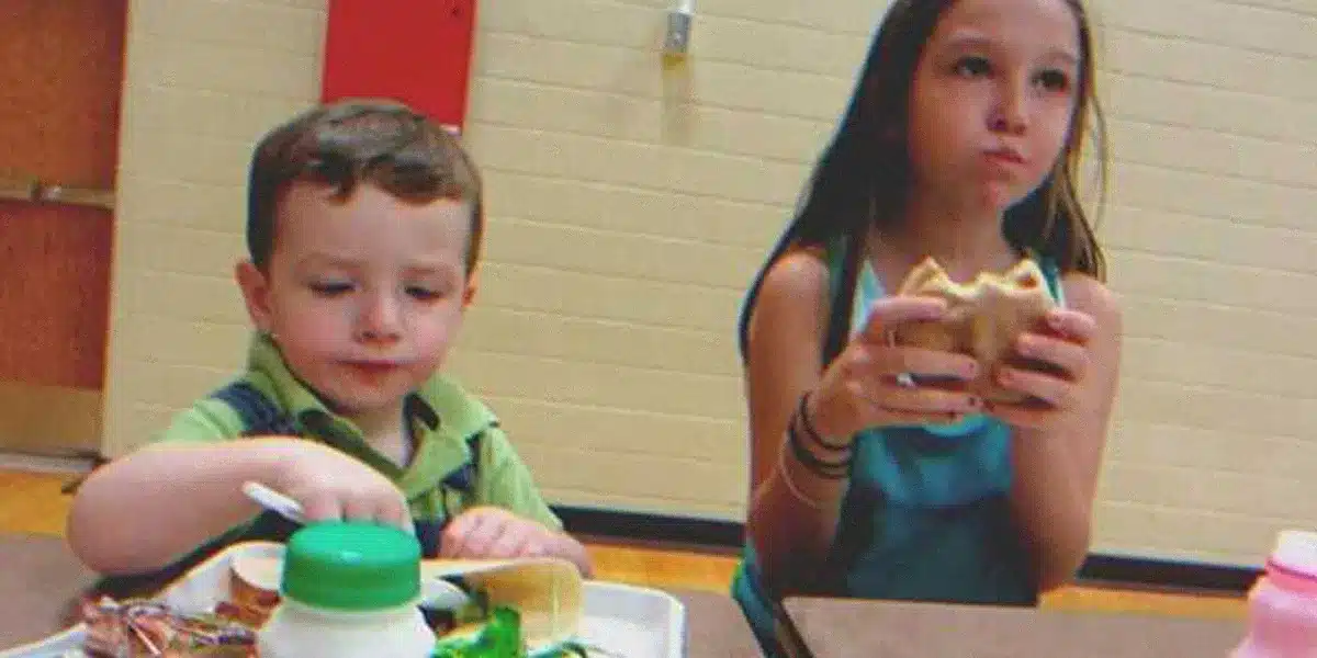 A szegény gyermek megosztja az ebédjét egy lánnyal, aki másnap a lány felveszi őt és a nagymamáját egy fekete terepjáróval