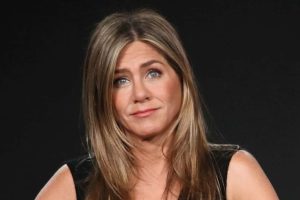 Jennifer Aniston kritizálja a szépségszabványokat, azt mondja, hogy “megszakad a szíve” a színészekért, akik plasztikai műtétet végeztetnek magukon