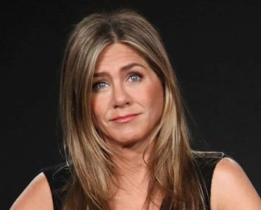 Jennifer Aniston kritizálja a szépségszabványokat, azt mondja, hogy “megszakad a szíve” a színészekért, akik plasztikai műtétet végeztetnek magukon