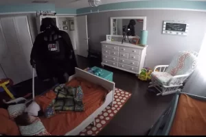 Egy apa Darth Vadernek öltözött, hogy felébressze a fiát. A gyerek reakciója tiszta „Star Wars”.