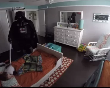 Egy apa Darth Vadernek öltözött, hogy felébressze a fiát. A gyerek reakciója tiszta “Star Wars”.