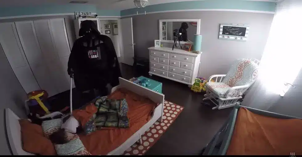 Egy apa Darth Vadernek öltözött, hogy felébressze a fiát. A gyerek reakciója tiszta „Star Wars”.