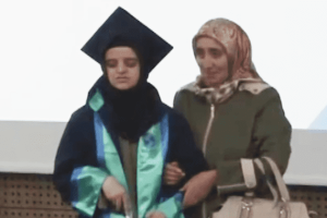 Tiszteletbeli diplomát kapott az az anya, aki 4 éven át felolvasott a látássérült lányának