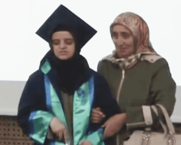 Tiszteletbeli diplomát kapott az az anya, aki 4 éven át felolvasott a látássérült lányának