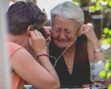 A gyászoló anya sírva hallgatja katonai fia utolsó üzenetét, majd arra ébred, hogy egy hang hívja őt „anya”