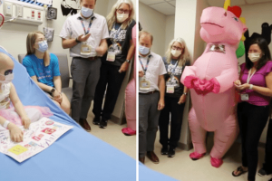 Az orvos rózsaszín egyszarvúnak öltözik, hogy “nincs több kemoterápia” partit rendezzen egy 4 éves rákos túlélő gyermeknek