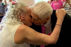 Ez az odaadó házaspár 75 év házasság után megújítja az esküvői fogadalmát.