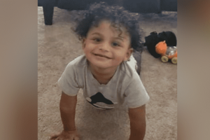 A 2 éves kisfiú éhen halt, miután az apja halálos szívrohamot kapott otthonukban