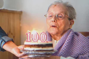 A bandatag fiú az egyetlen, aki meglátogatja az idős hölgyet a 100. születésnapján, a fia megérkezik és nem ismeri fel az otthonát