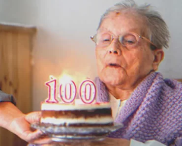 A bandatag fiú az egyetlen, aki meglátogatja az idős hölgyet a 100. születésnapján, a fia megérkezik és nem ismeri fel az otthonát A bandatag fiú az egyetlen, aki meglátogatja az idős hölgyet a 100. születésnapján, a fia megérkezik és nem ismeri fel az otthonát