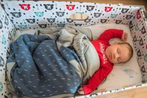 A finn anyák már 84 éve kapnak ingyenesen egy „babadobozt”, amely alapvető dolgokat tartalmaz, és ez elképesztő!