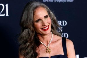 Andie MacDowell úgy döntött, hogy elfogadja ősz haját, büszke rá | „Őszintébbnek érzem magam. Úgy érzem, hogy nem színlelek”