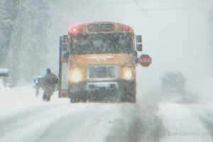 A buszsofőr megmenti az 5 éves kislányt a hóviharban, és megtudja, hogy az anyja egy mérfölddel arrébb eszméletlen a baleset után