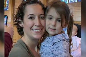 A négy éves kislány hívja a 911-et és megmenti az anya életét, miután eszméletlenül találta őt a padlón