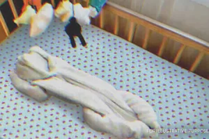 Az egyedülálló anyának a szíve megszakadt, amikor a kiságyban csak egy pólyát a babája helyett