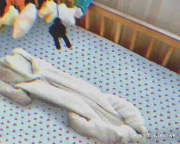 Az egyedülálló anyának a szíve megszakadt, amikor a kiságyban csak egy pólyát a babája helyett