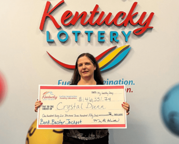A nő, aki 146 ezer dollárt nyert a lottón, ajándékkártyákat osztogat idegeneknek