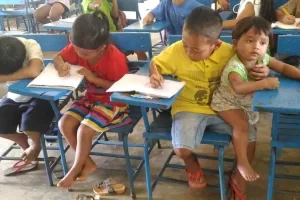 A 7 éves fiú elviszi 2 éves kishúgát az iskolába, hogy ne maradjon egyedül: nem akarta kihagyni az órát