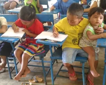 A 7 éves fiú elviszi 2 éves kishúgát az iskolába, hogy ne maradjon egyedül: nem akarta kihagyni az órát