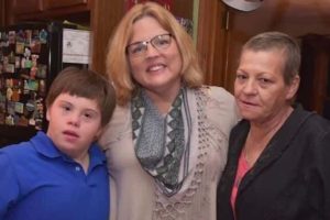 A tanárnő örökbe fogadta Down-szindrómás diákját, miután az édesanyja meghalt : „Beleszerettem”