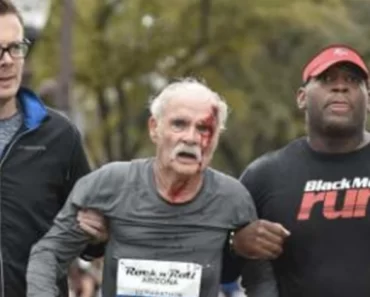 A 73 éves veterán a maraton alatt elesett, és a járdának csapódott, majd 2 idegen beugrott, hogy megmentse.