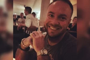 A férfit megkérdezték, miért visz még mindig virágot a volt feleségének, és a válasza aranyat ér.
