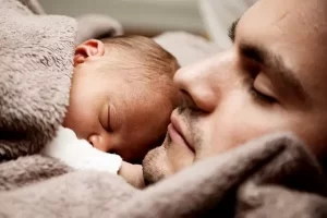 Egy 17 éves apa egyedül neveli a lányát, miután a szülei és a párja elhagyják.