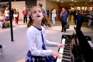 A vak autista lány hihetetlen zongoratudásától szóhoz sem jut a tömeg