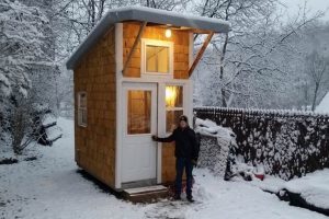 13 éves gyermek saját házat épít 1500 dollárból: Nézd, amikor kinyitja az ajtót, és feltárja a 8 négyzetméteres remekművet