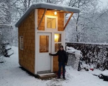 13 éves gyermek saját házat épít 1500 dollárból: Nézd, amikor kinyitja az ajtót, és feltárja a 8 négyzetméteres remekművet