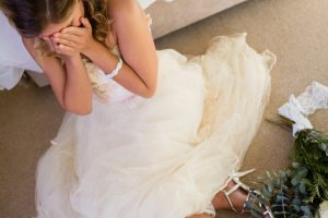 A menyasszony az esküvő másnapján beadja a válókeresetet – mert férje belenyomta a fejét a tortába