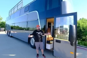 Az apa egy emeletes buszt alakít át hihetetlenül kicsi otthonná 8 fős családja számára