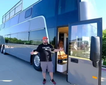 Az apa egy emeletes buszt alakít át hihetetlenül kicsi otthonná 8 fős családja számára