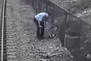 Hősies vonatvezető észreveszi és megmenti a sínekre tévedt 3 éves autista, nonverbális kisfiút