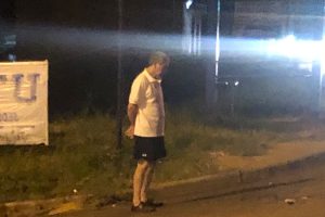 A 73 éves apa minden este megvárja a lányát a buszmegállóban, hogy ne menjen haza egyedül