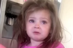 A kislány hozzá akar menni az apjához, de az anyja elmagyarázza, hogy ez nem lehetséges: a kislány teljesen összetört (+VIDEÓ)