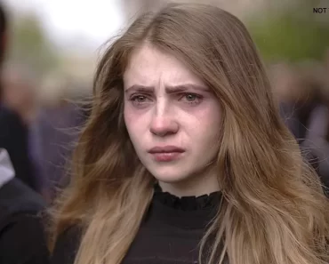 Egy nőnek sikerül több mint 26 ezer dollárt keresnie évente azzal, hogy idegenek temetésén sírva vigad