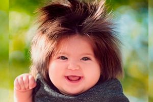Az „Aranyhaj” kislány hosszú, dús, fényes hajjal született – Így néz ki ma, majdnem 4 évesen