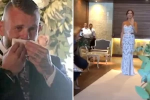 A siket vőlegény értetlenül áll, amikor a menyasszony megáll a folyosón, és lassan felemeli a kezét.