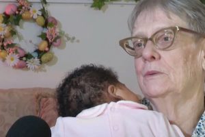 A 78 éves hölgy több mint 80 gyermeket fogadott be az elmúlt 3 évtizedben, és nem áll meg