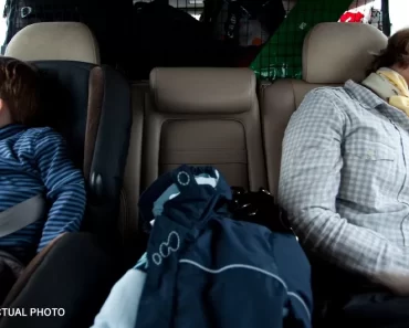 A kilakoltatott anya egy autóban tölti az éjszakát gyermekeivel: egy jó szamaritánus üzenetet hagy, amelyben felajánlja, hogy segít nekik.