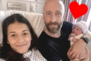A babának az édesanyjának és az édesapjának egy napon van a születésnapjuk: „Hihetetlen véletlen”