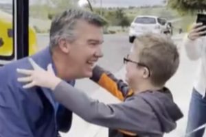 „Csak úgy a helyére került.” Az apa meglepi a speciális igényű fiát azzal, hogy megtanul iskolabuszt vezetni.