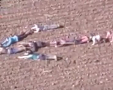 A gyerekek mozdulatlanul fekszenek a földön – amikor a rendőrségi helikopter rájön, hogy miért, azonnal akcióba lendül