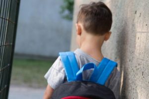 A tanárnő sírva fakad az órán, amikor a diák megjegyzése ráébreszti, hogy otthon ételhiányban szenved